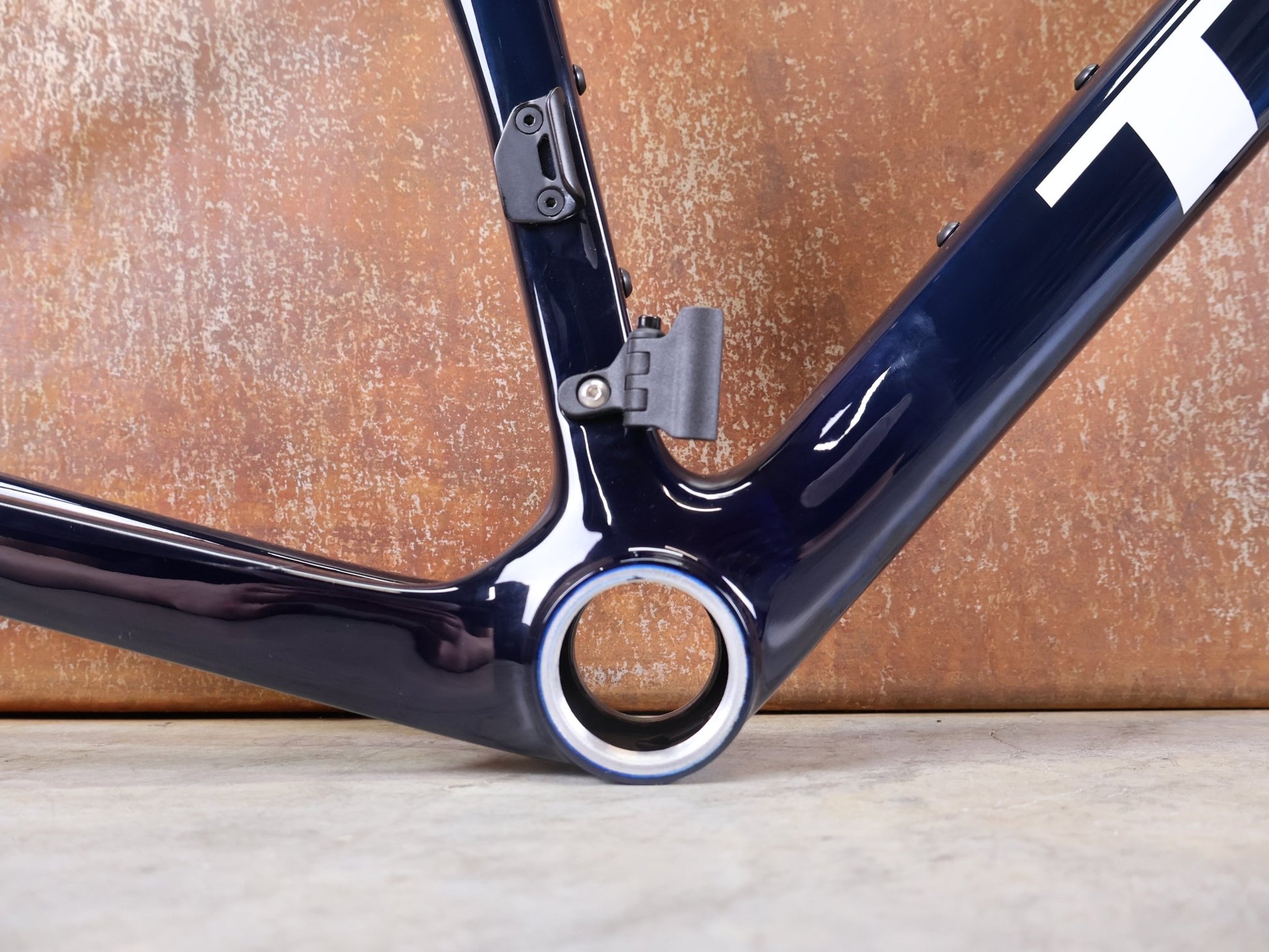 Rennradrahmen von Trek, TREK MADONE SLR GEN 8 CARBON DISC RAHMENSET NAVY SMOKE S vor USEDBIKES - OB.DE Hintergrund