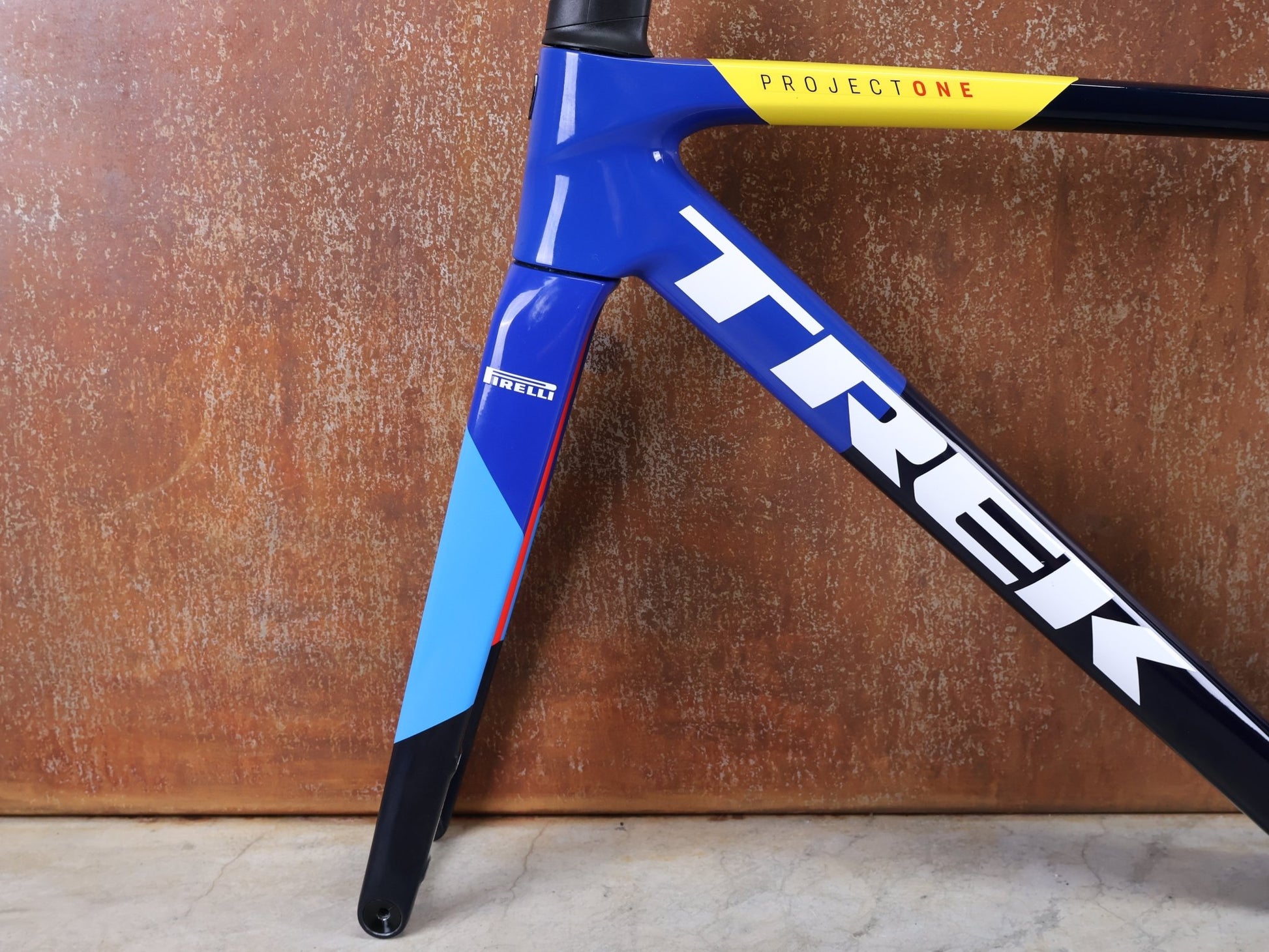 Rennradrahmen von Trek, TREK MADONE SLR GEN 8 CARBON DISC RAHMENSET NAVY SMOKE S vor USEDBIKES - OB.DE Hintergrund