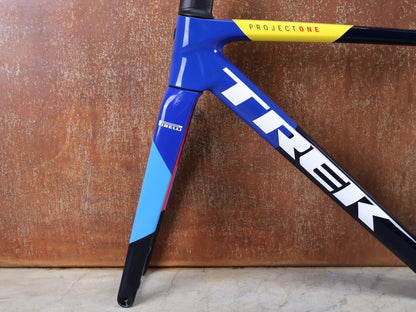 Rennradrahmen von Trek, TREK MADONE SLR GEN 8 CARBON DISC RAHMENSET NAVY SMOKE S vor USEDBIKES - OB.DE Hintergrund