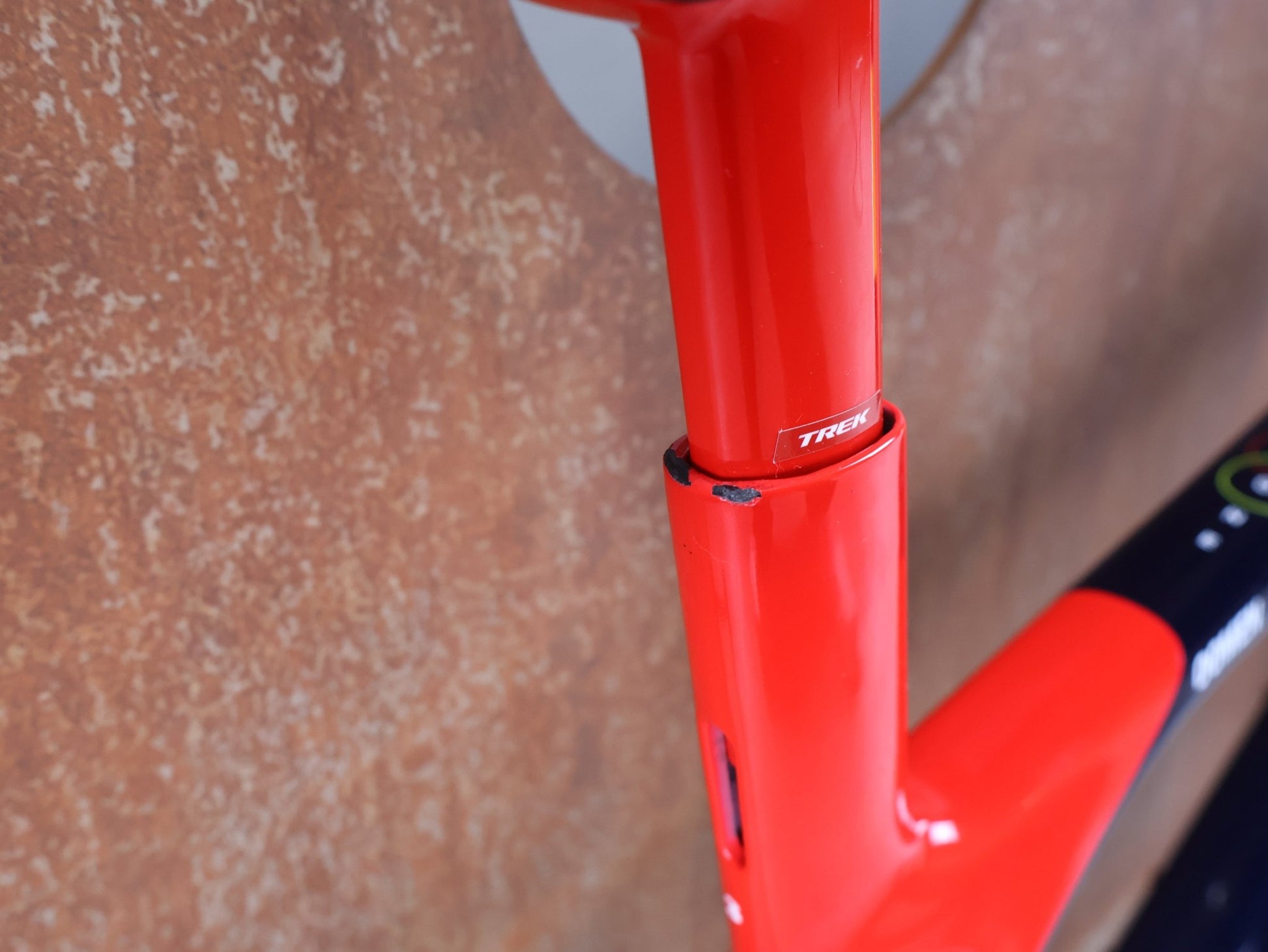 Rennradrahmen von Trek, TREK MADONE SLR GEN 8 CARBON DISC RAHMENSET NAVY SMOKE S vor USEDBIKES - OB.DE Hintergrund