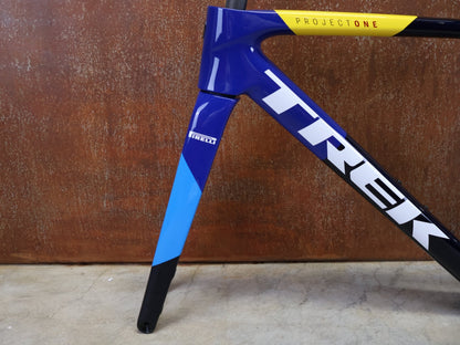 Rennradrahmen von Trek, TREK MADONE SLR GEN 8 CARBON DISC RAHMENSET NAVY SMOKE S vor USEDBIKES - OB.DE Hintergrund