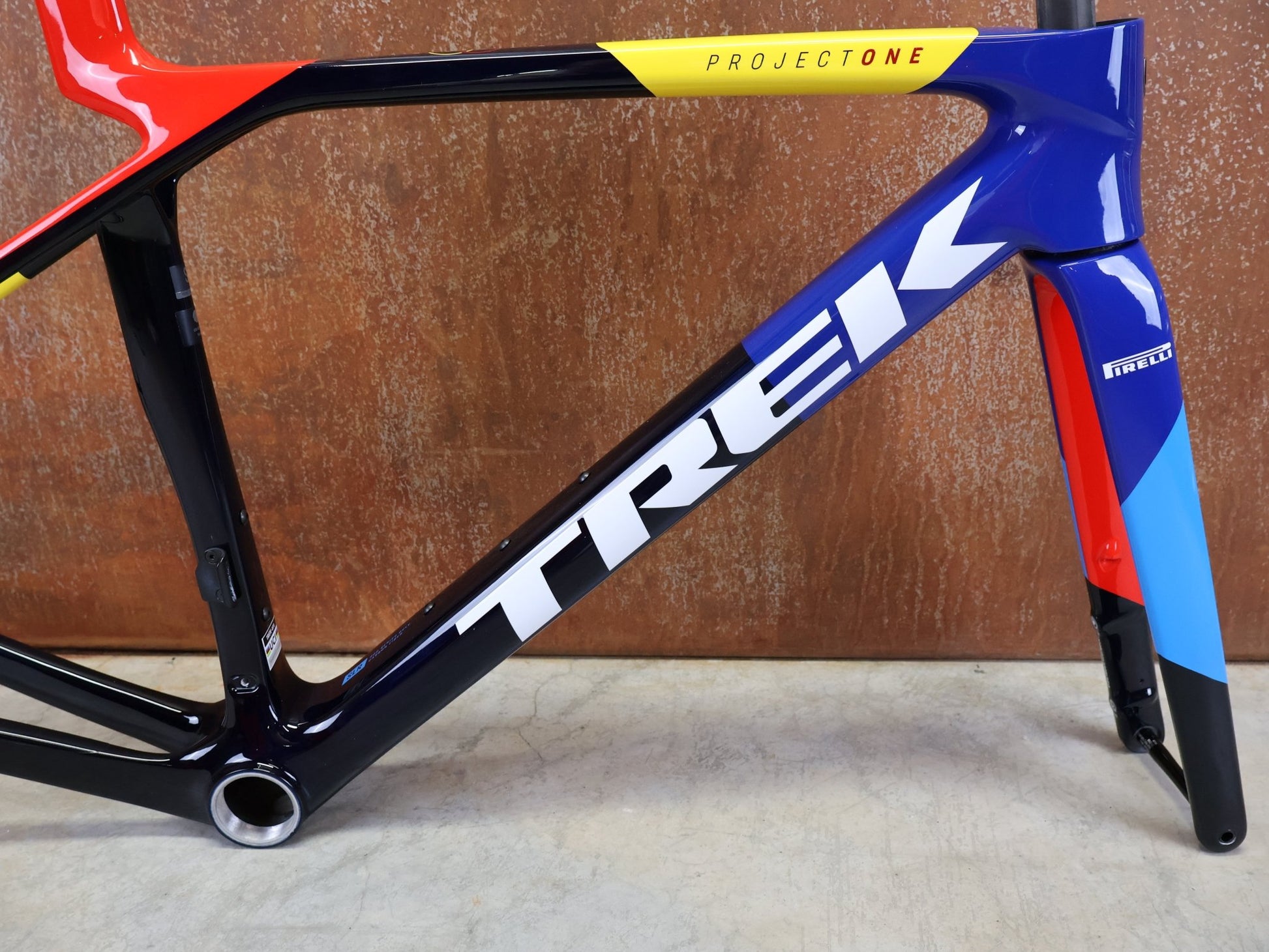 Rennradrahmen von Trek, TREK MADONE SLR GEN 8 CARBON DISC RAHMENSET NAVY SMOKE S vor USEDBIKES - OB.DE Hintergrund