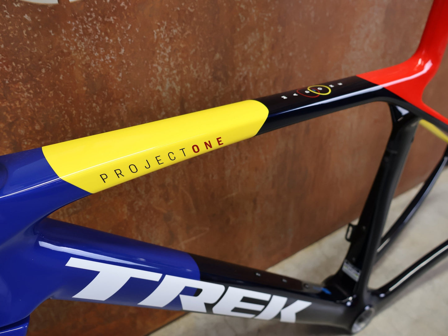 Rennradrahmen von Trek, TREK MADONE SLR GEN 8 CARBON DISC RAHMENSET NAVY SMOKE S vor USEDBIKES - OB.DE Hintergrund