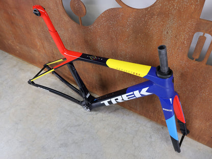 Rennradrahmen von Trek, TREK MADONE SLR GEN 8 CARBON DISC RAHMENSET NAVY SMOKE S vor USEDBIKES - OB.DE Hintergrund