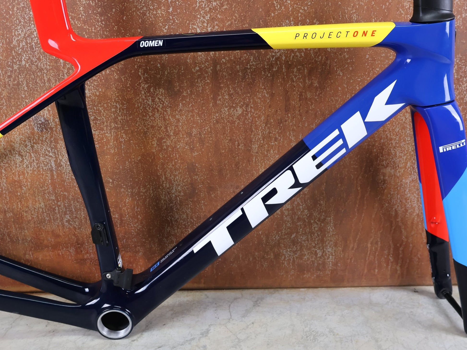 Rennradrahmen von Trek, TREK MADONE SLR GEN 8 CARBON DISC RAHMENSET NAVY SMOKE S vor USEDBIKES - OB.DE Hintergrund