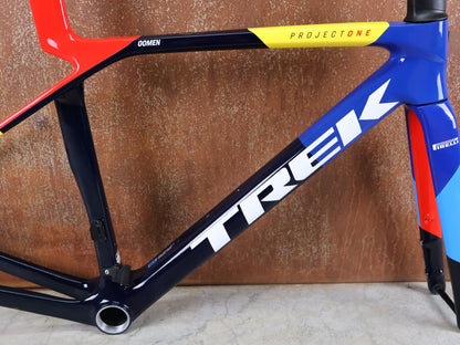 Rennradrahmen von Trek, TREK MADONE SLR GEN 8 CARBON DISC RAHMENSET NAVY SMOKE S vor USEDBIKES - OB.DE Hintergrund