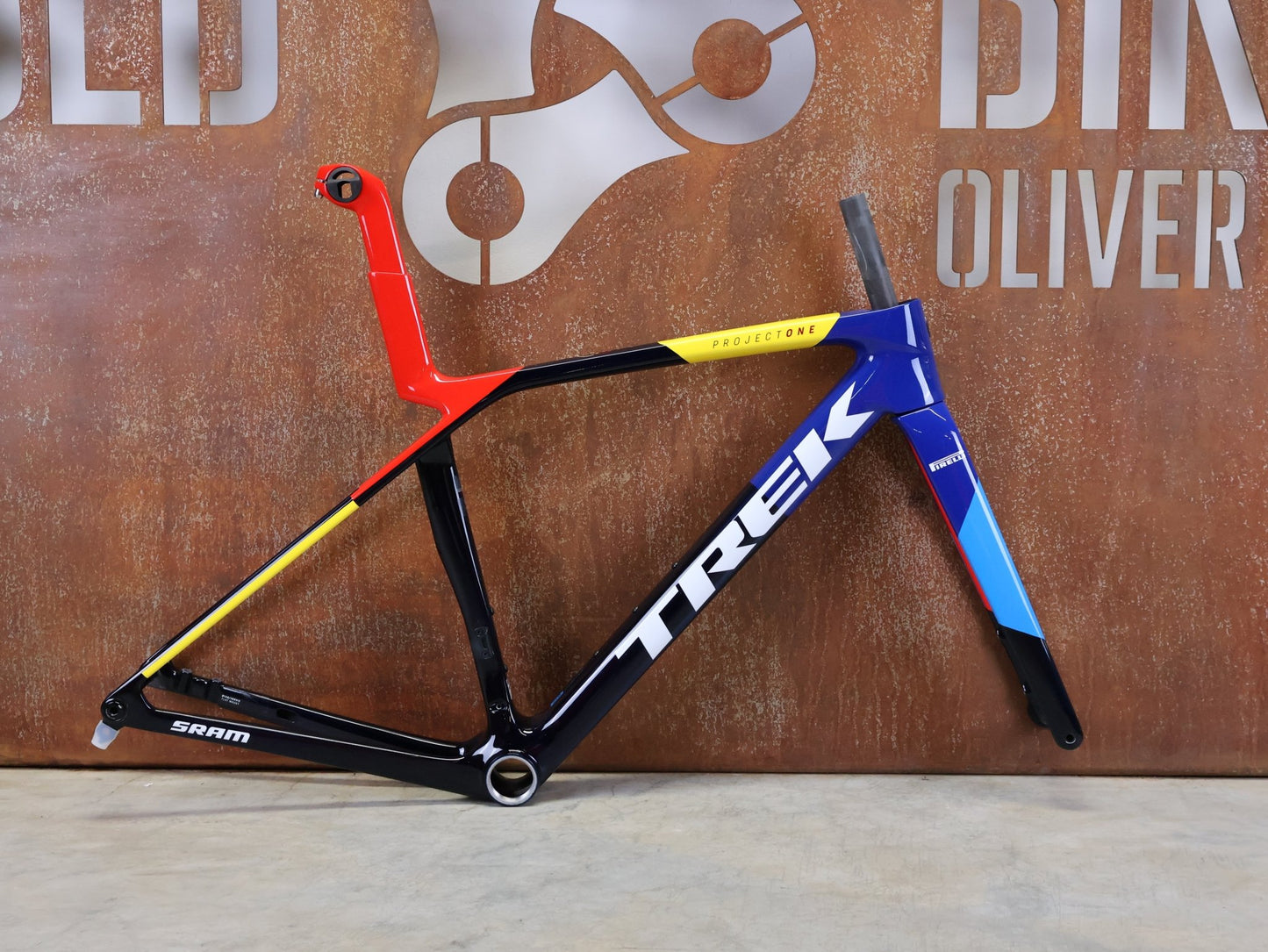 Rennradrahmen von Trek, TREK MADONE SLR GEN 8 CARBON DISC RAHMENSET NAVY SMOKE S vor USEDBIKES - OB.DE Hintergrund