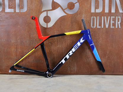 Rennradrahmen von Trek, TREK MADONE SLR GEN 8 CARBON DISC RAHMENSET NAVY SMOKE S vor USEDBIKES - OB.DE Hintergrund