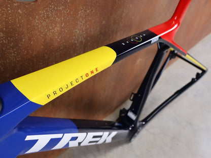 Rennradrahmen von Trek, TREK MADONE SLR GEN 8 CARBON DISC RAHMENSET NAVY SMOKE S vor USEDBIKES - OB.DE Hintergrund