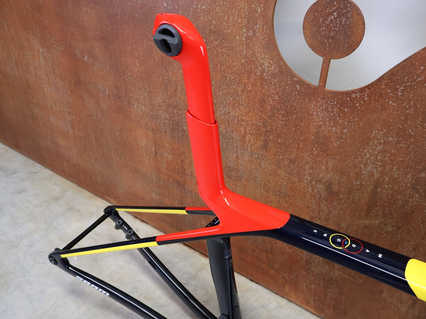 Rennradrahmen von Trek, TREK MADONE SLR GEN 8 CARBON DISC RAHMENSET NAVY SMOKE S vor USEDBIKES - OB.DE Hintergrund