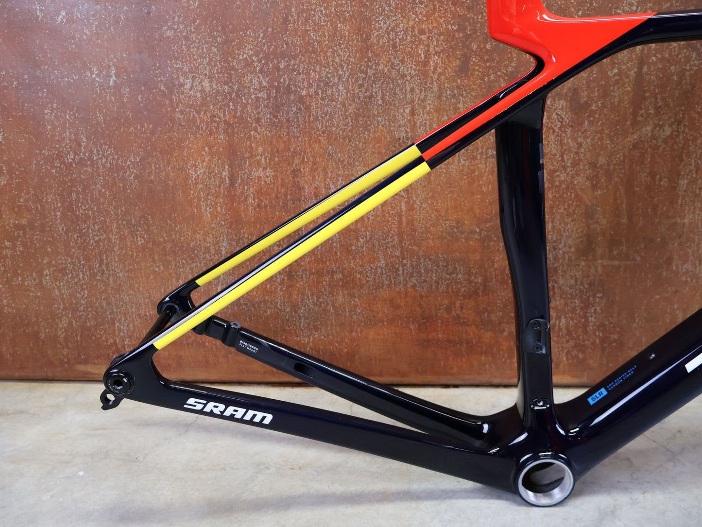 Rennradrahmen von Trek, TREK MADONE SLR GEN 8 CARBON DISC RAHMENSET NAVY SMOKE S vor USEDBIKES - OB.DE Hintergrund