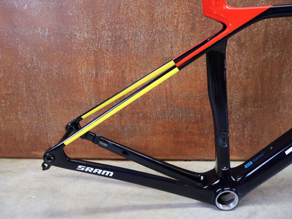 Rennradrahmen von Trek, TREK MADONE SLR GEN 8 CARBON DISC RAHMENSET NAVY SMOKE S vor USEDBIKES - OB.DE Hintergrund