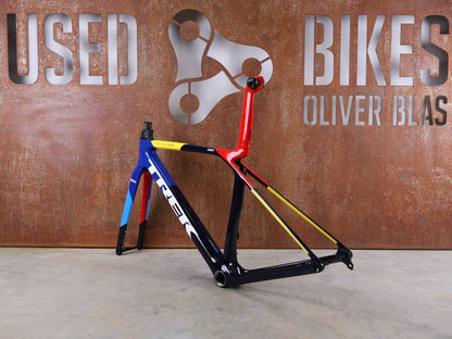 Rennradrahmen von Trek, TREK MADONE SLR GEN 8 CARBON DISC RAHMENSET NAVY SMOKE S vor USEDBIKES - OB.DE Hintergrund