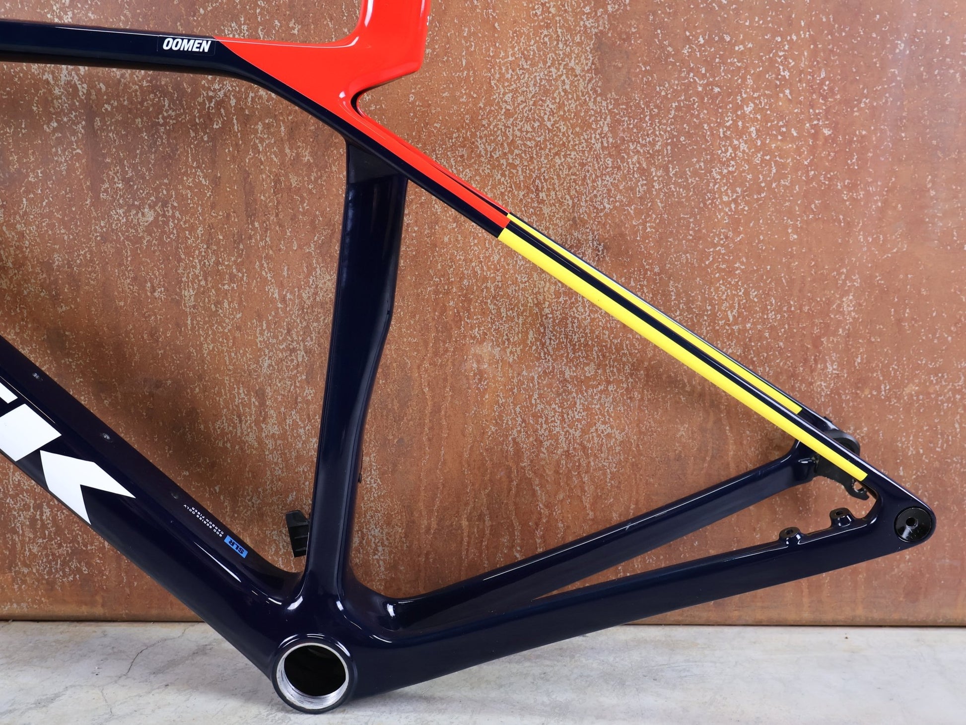 Rennradrahmen von Trek, TREK MADONE SLR GEN 8 CARBON DISC RAHMENSET NAVY SMOKE S vor USEDBIKES - OB.DE Hintergrund