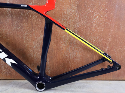 Rennradrahmen von Trek, TREK MADONE SLR GEN 8 CARBON DISC RAHMENSET NAVY SMOKE S vor USEDBIKES - OB.DE Hintergrund