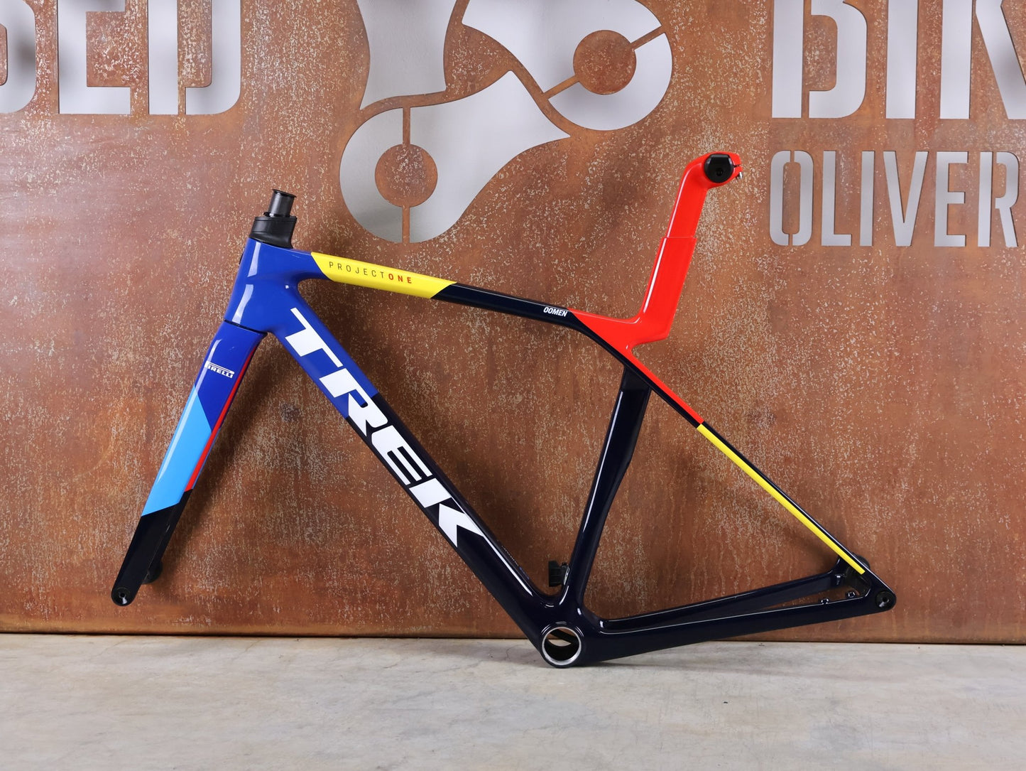 Rennradrahmen von Trek, TREK MADONE SLR GEN 8 CARBON DISC RAHMENSET NAVY SMOKE S vor USEDBIKES - OB.DE Hintergrund