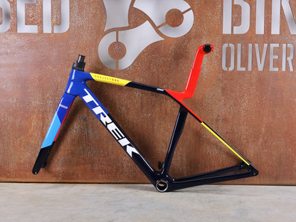 Rennradrahmen von Trek, TREK MADONE SLR GEN 8 CARBON DISC RAHMENSET NAVY SMOKE S vor USEDBIKES - OB.DE Hintergrund