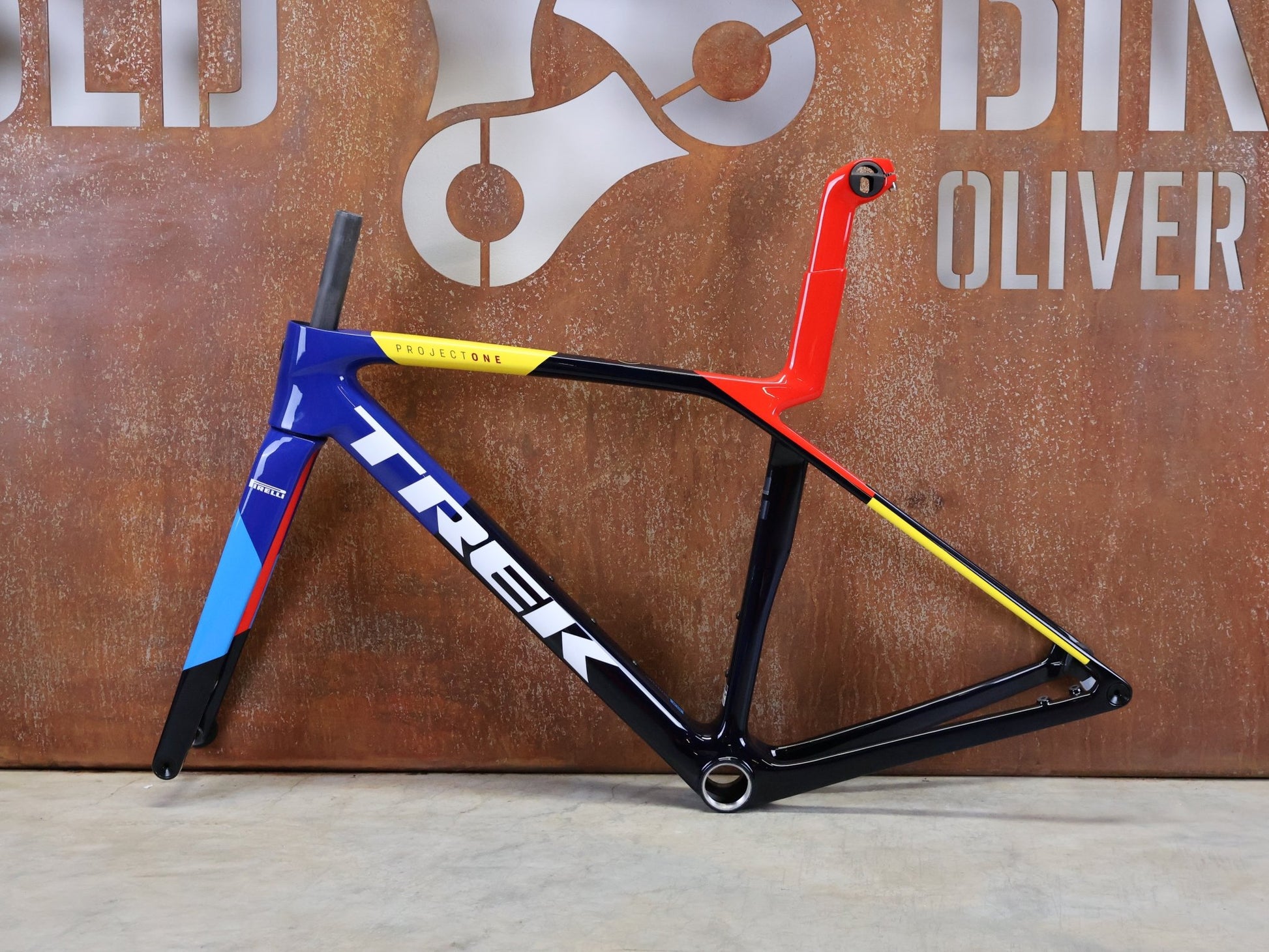 Rennradrahmen von Trek, TREK MADONE SLR GEN 8 CARBON DISC RAHMENSET NAVY SMOKE S vor USEDBIKES - OB.DE Hintergrund