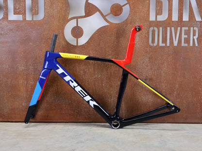 Rennradrahmen von Trek, TREK MADONE SLR GEN 8 CARBON DISC RAHMENSET NAVY SMOKE S vor USEDBIKES - OB.DE Hintergrund