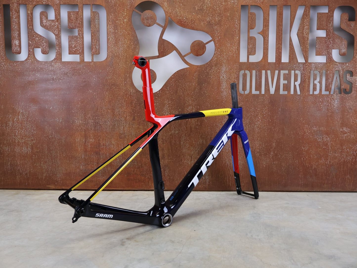 Rennradrahmen von Trek, TREK MADONE SLR GEN 8 CARBON DISC RAHMENSET NAVY SMOKE S vor USEDBIKES - OB.DE Hintergrund