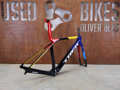 Rennradrahmen von Trek, TREK MADONE SLR GEN 8 CARBON DISC RAHMENSET NAVY SMOKE S vor USEDBIKES - OB.DE Hintergrund