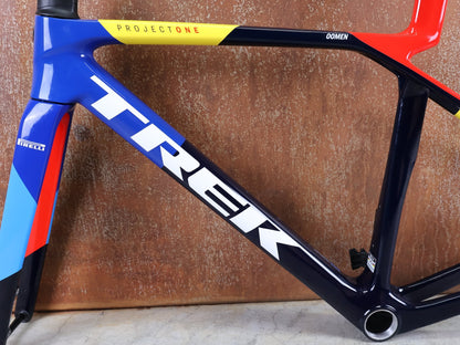 Rennradrahmen von Trek, TREK MADONE SLR GEN 8 CARBON DISC RAHMENSET NAVY SMOKE S vor USEDBIKES - OB.DE Hintergrund