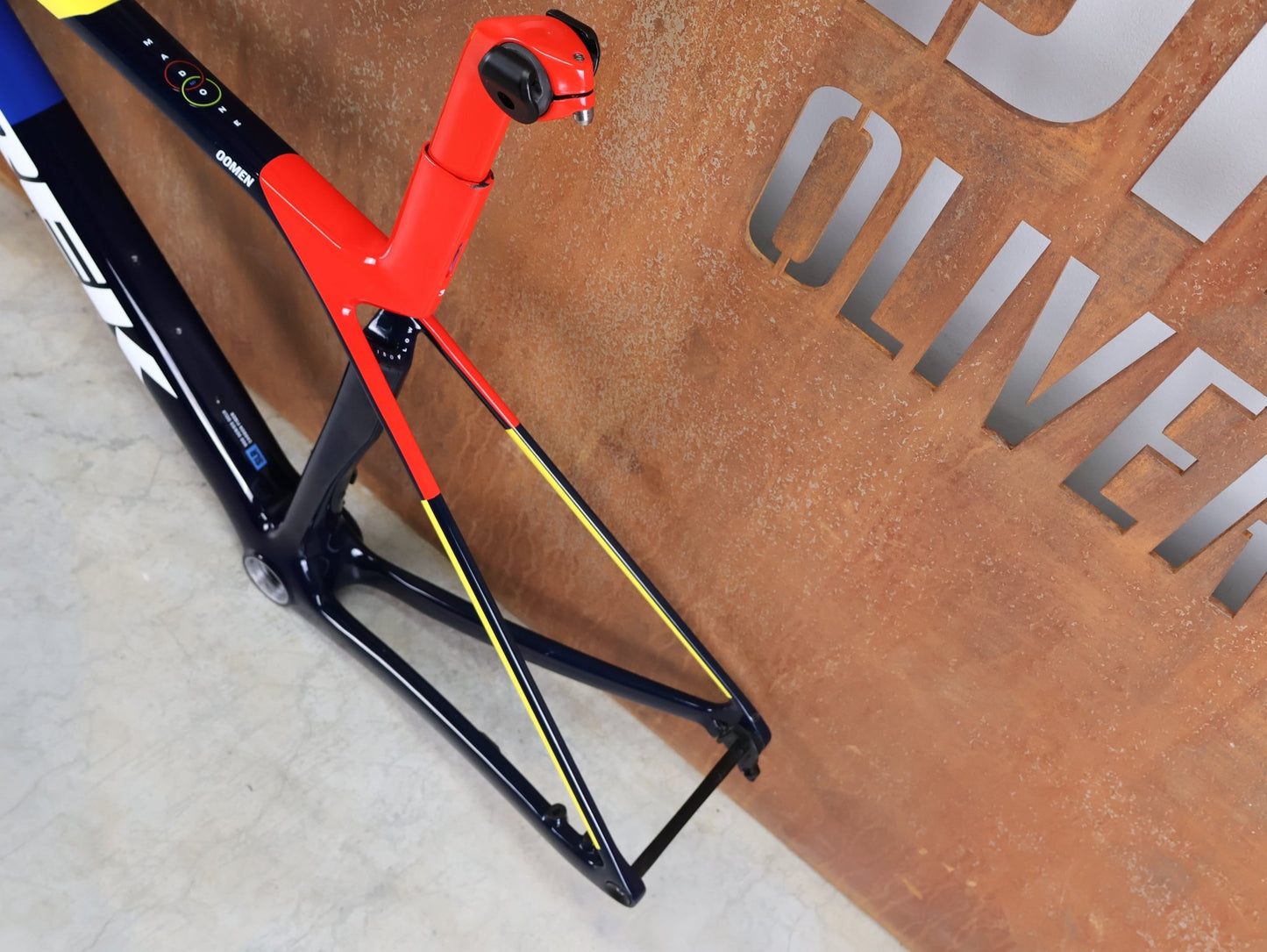 Rennradrahmen von Trek, TREK MADONE SLR GEN 8 CARBON DISC RAHMENSET NAVY SMOKE S vor USEDBIKES - OB.DE Hintergrund