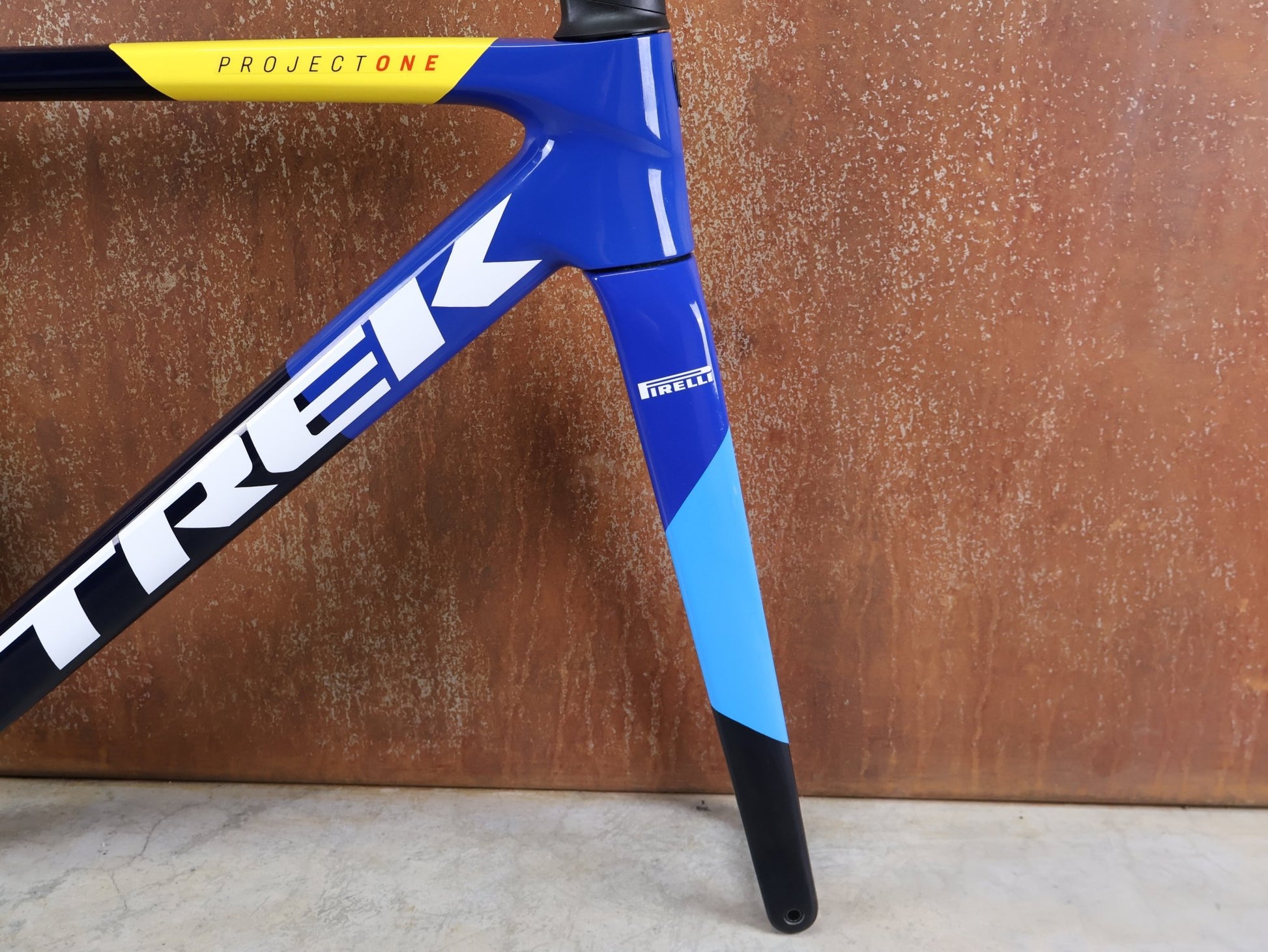 Rennradrahmen von Trek, TREK MADONE SLR GEN 8 CARBON DISC RAHMENSET NAVY SMOKE S vor USEDBIKES - OB.DE Hintergrund