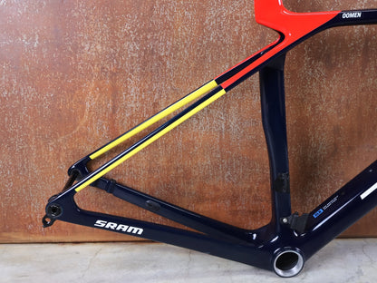 Rennradrahmen von Trek, TREK MADONE SLR GEN 8 CARBON DISC RAHMENSET NAVY SMOKE S vor USEDBIKES - OB.DE Hintergrund