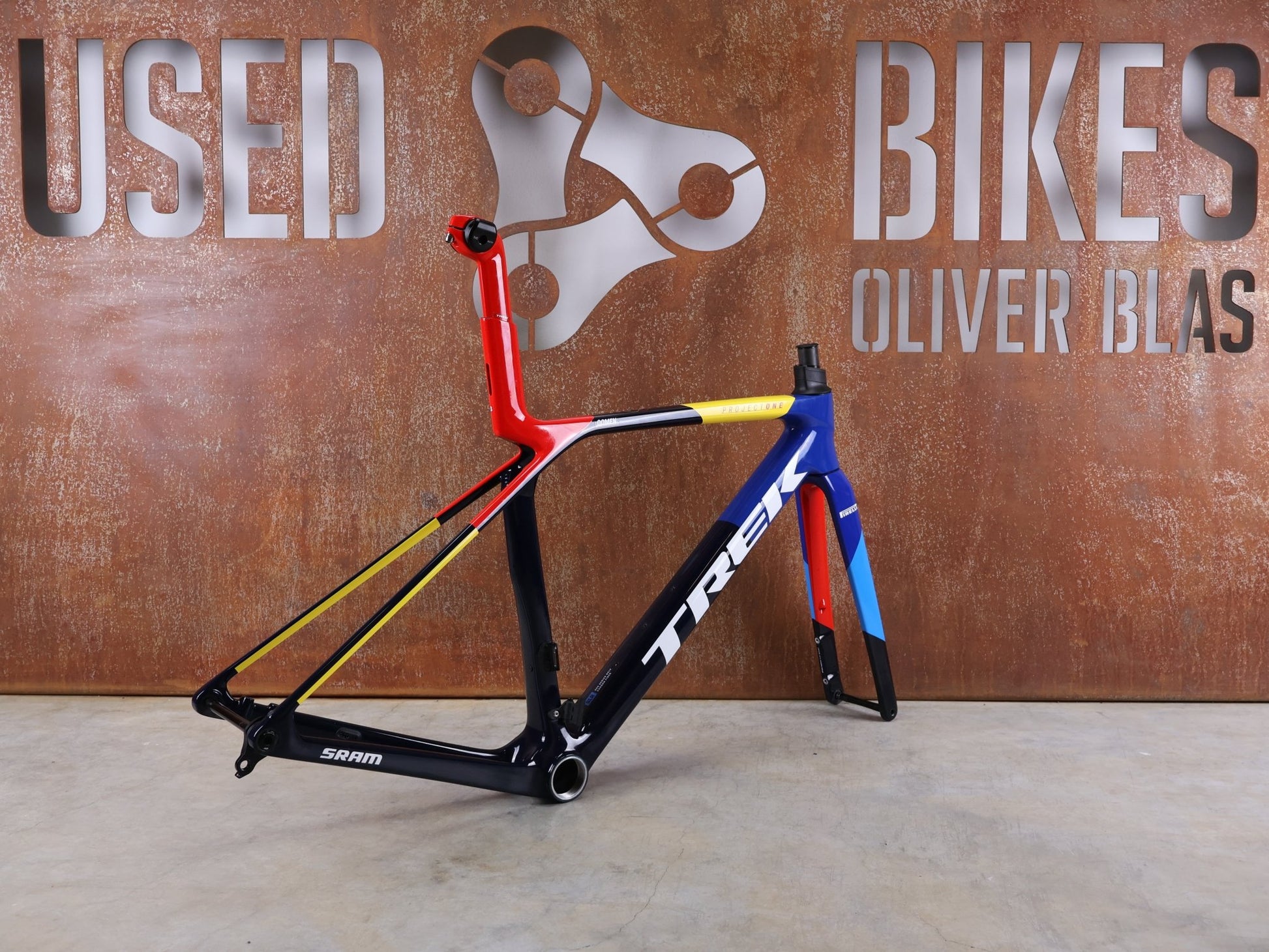 Rennradrahmen von Trek, TREK MADONE SLR GEN 8 CARBON DISC RAHMENSET NAVY SMOKE S vor USEDBIKES - OB.DE Hintergrund