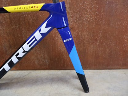 Rennradrahmen von Trek, TREK MADONE SLR GEN 8 CARBON DISC RAHMENSET NAVY SMOKE S vor USEDBIKES - OB.DE Hintergrund