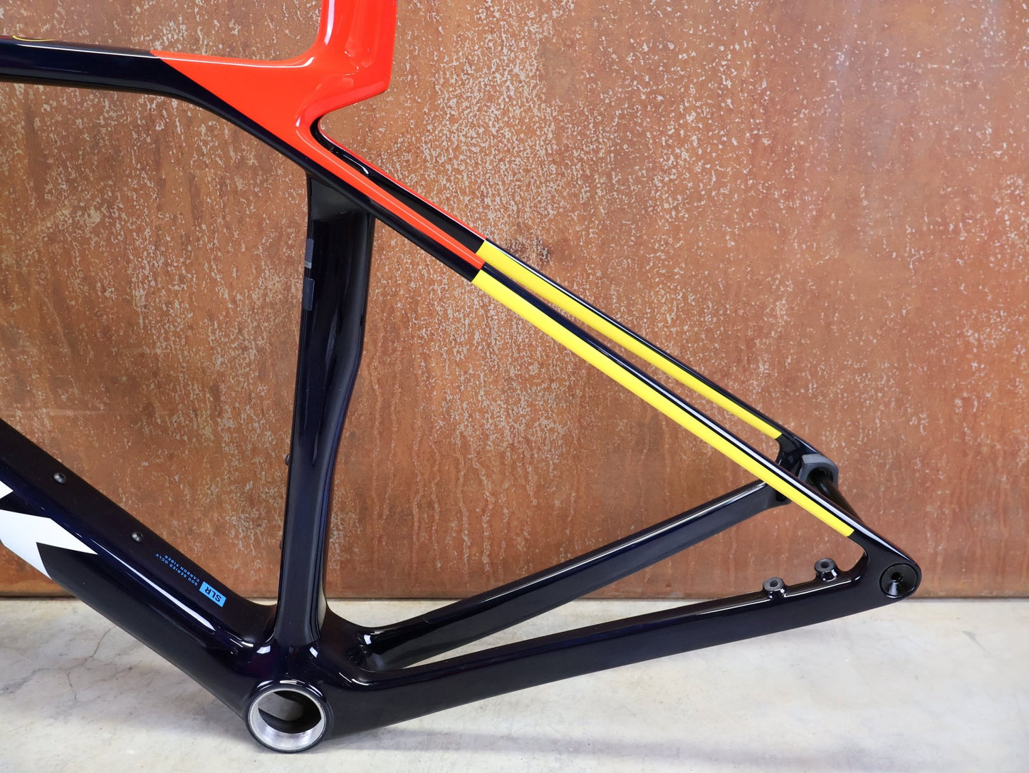 Rennradrahmen von Trek, TREK MADONE SLR GEN 8 CARBON DISC RAHMENSET NAVY SMOKE S vor USEDBIKES - OB.DE Hintergrund