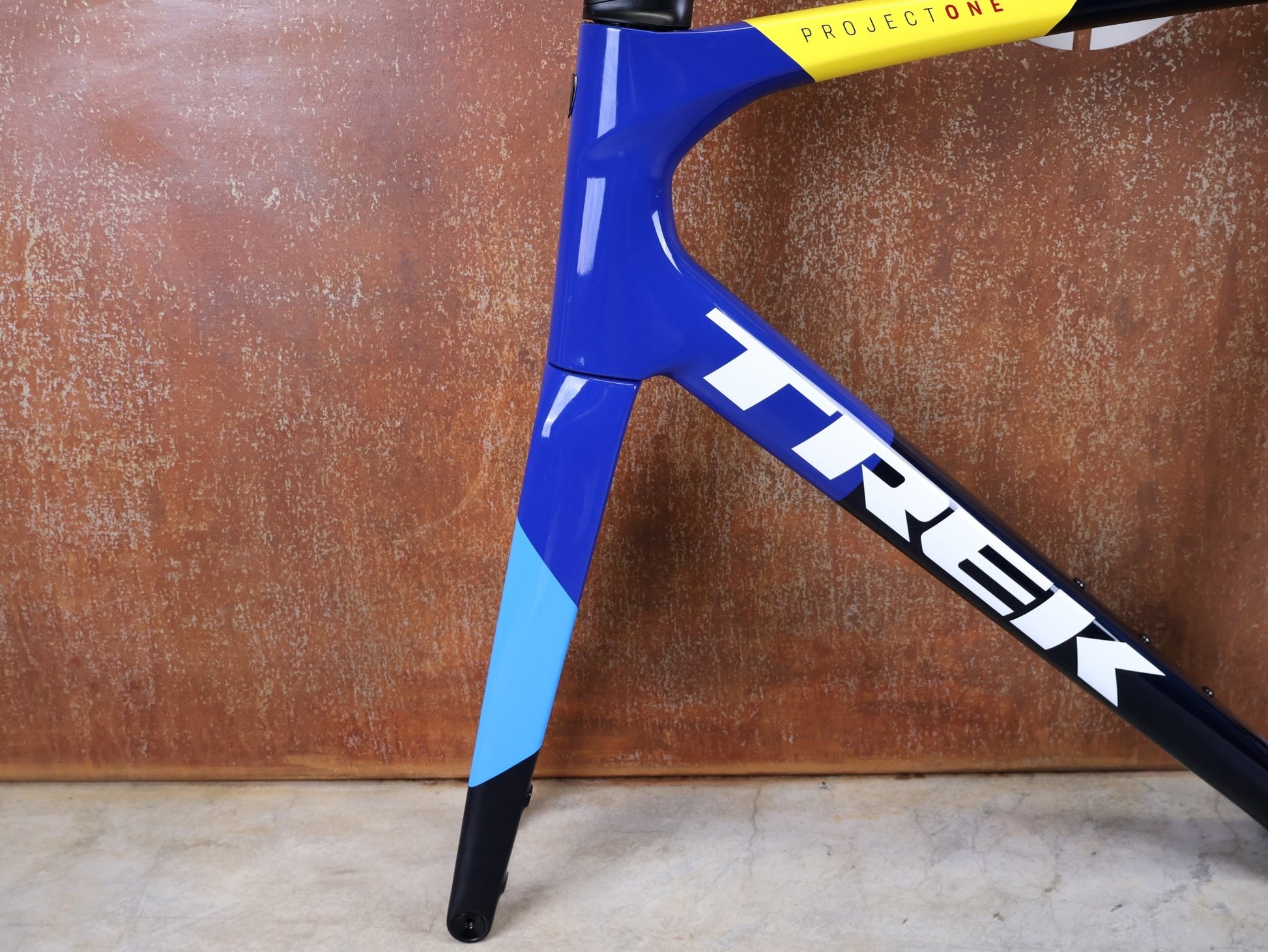 Rennradrahmen von Trek, TREK MADONE SLR GEN 8 CARBON DISC RAHMENSET NAVY SMOKE XL vor USEDBIKES - OB.DE Hintergrund