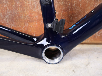 Rennradrahmen von Trek, TREK MADONE SLR GEN 8 CARBON DISC RAHMENSET NAVY SMOKE XL vor USEDBIKES - OB.DE Hintergrund