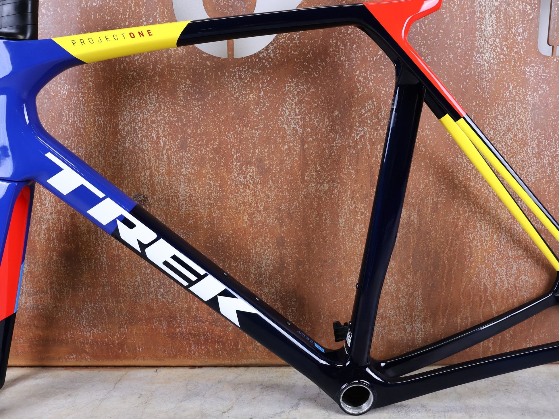 Rennradrahmen von Trek, TREK MADONE SLR GEN 8 CARBON DISC RAHMENSET NAVY SMOKE XL vor USEDBIKES - OB.DE Hintergrund