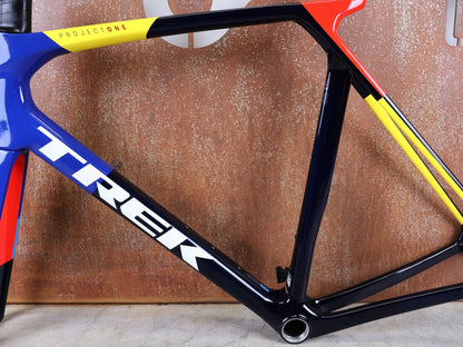 Rennradrahmen von Trek, TREK MADONE SLR GEN 8 CARBON DISC RAHMENSET NAVY SMOKE XL vor USEDBIKES - OB.DE Hintergrund