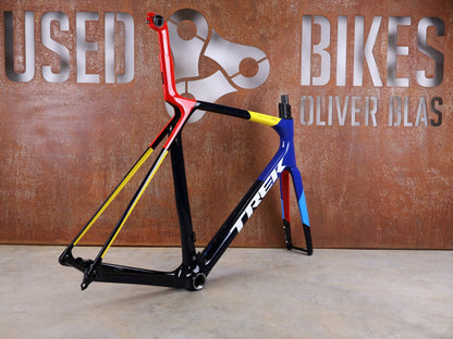 Rennradrahmen von Trek, TREK MADONE SLR GEN 8 CARBON DISC RAHMENSET NAVY SMOKE XL vor USEDBIKES - OB.DE Hintergrund