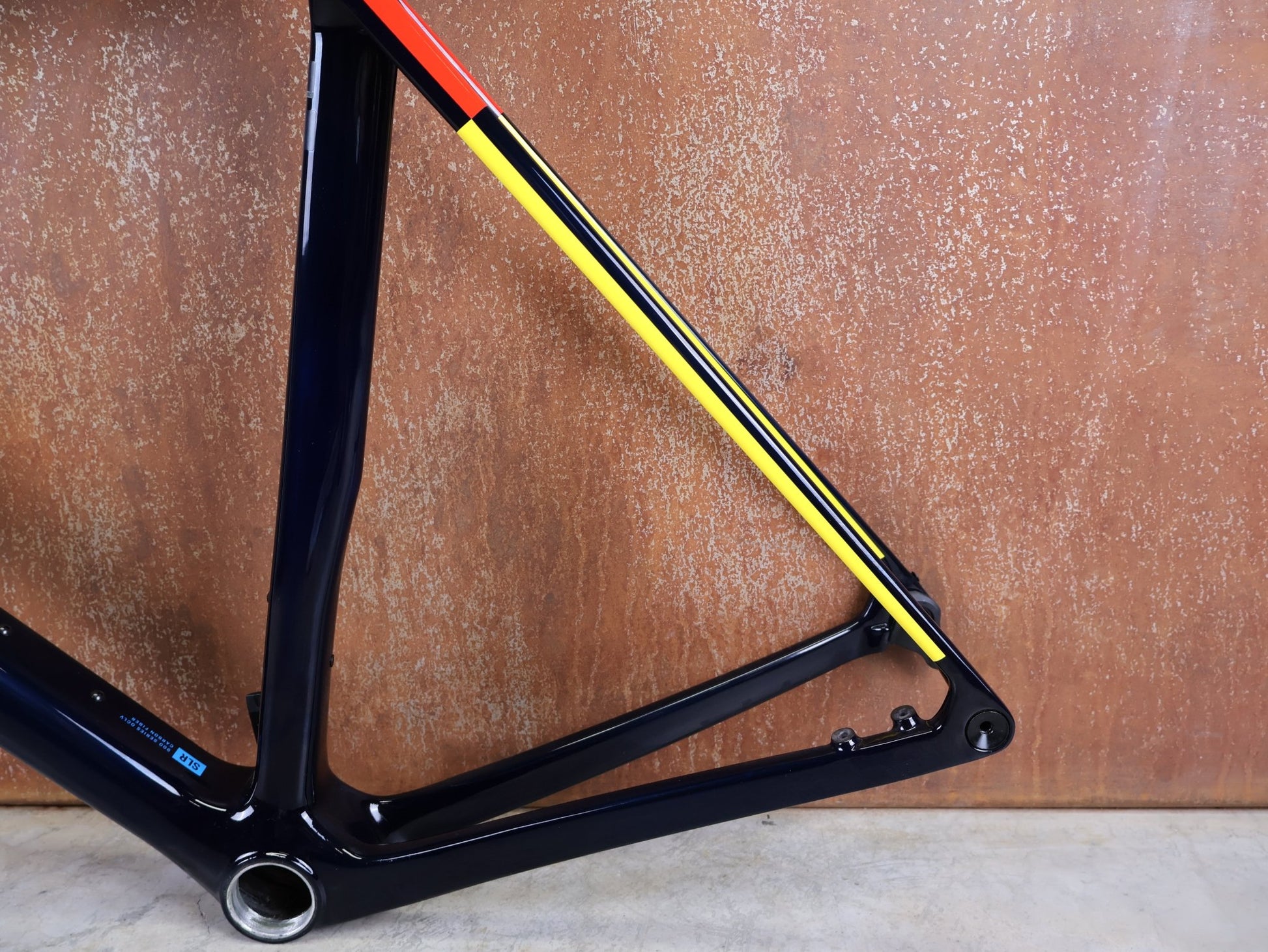 Rennradrahmen von Trek, TREK MADONE SLR GEN 8 CARBON DISC RAHMENSET NAVY SMOKE XL vor USEDBIKES - OB.DE Hintergrund