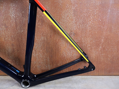 Rennradrahmen von Trek, TREK MADONE SLR GEN 8 CARBON DISC RAHMENSET NAVY SMOKE XL vor USEDBIKES - OB.DE Hintergrund