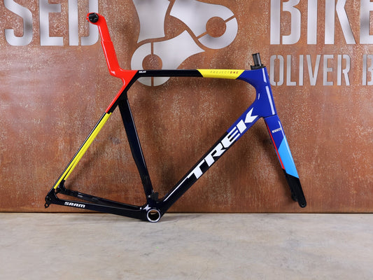 Rennradrahmen von Trek, TREK MADONE SLR GEN 8 CARBON DISC RAHMENSET NAVY SMOKE XL vor USEDBIKES - OB.DE Hintergrund