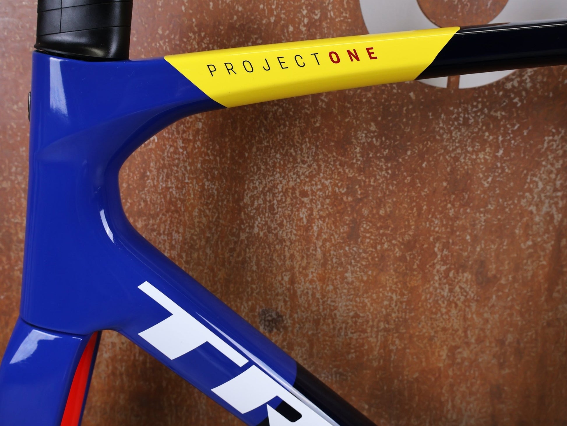 Rennradrahmen von Trek, TREK MADONE SLR GEN 8 CARBON DISC RAHMENSET NAVY SMOKE XL vor USEDBIKES - OB.DE Hintergrund