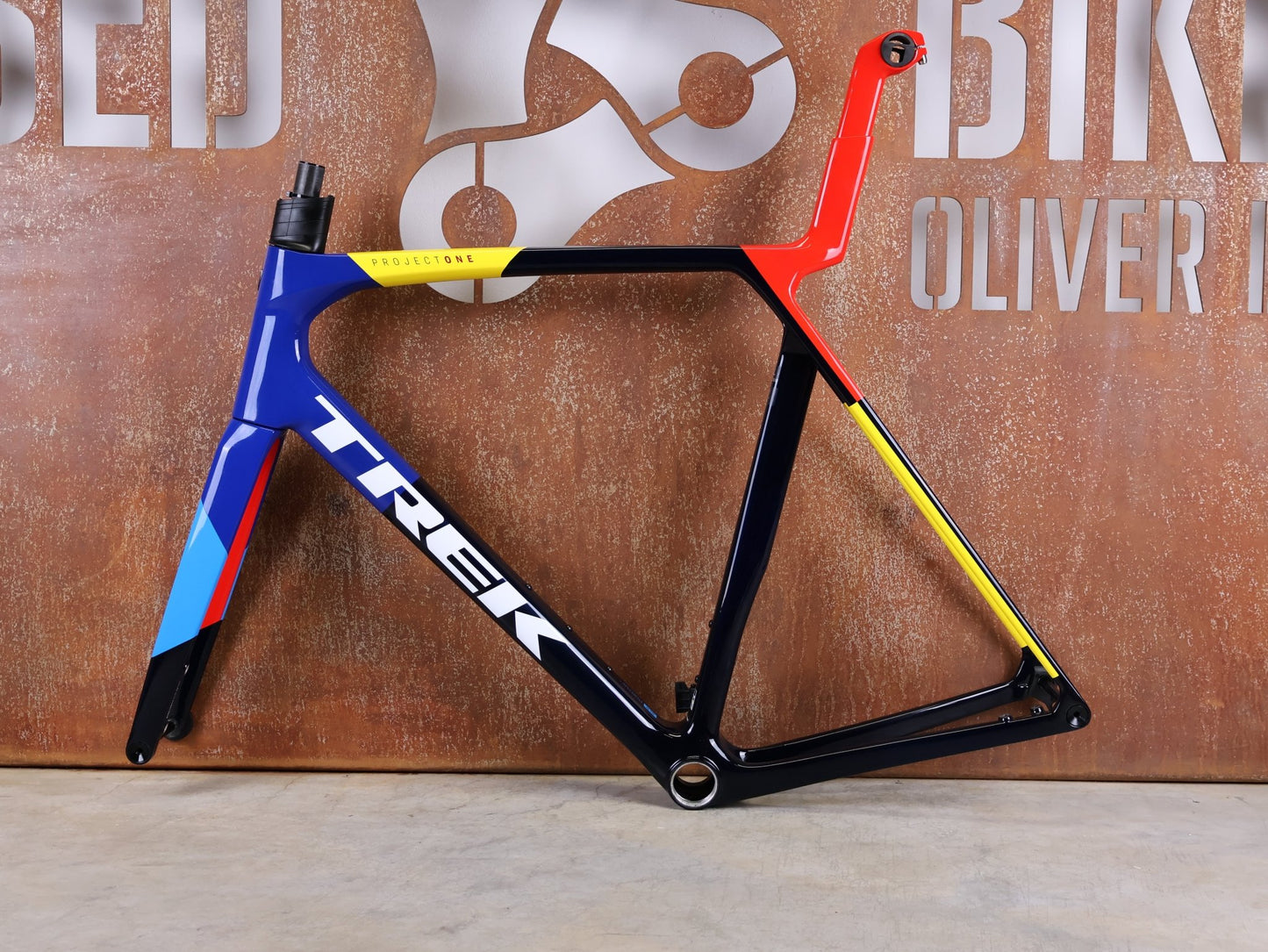 Rennradrahmen von Trek, TREK MADONE SLR GEN 8 CARBON DISC RAHMENSET NAVY SMOKE XL vor USEDBIKES - OB.DE Hintergrund