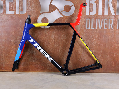 Rennradrahmen von Trek, TREK MADONE SLR GEN 8 CARBON DISC RAHMENSET NAVY SMOKE XL vor USEDBIKES - OB.DE Hintergrund