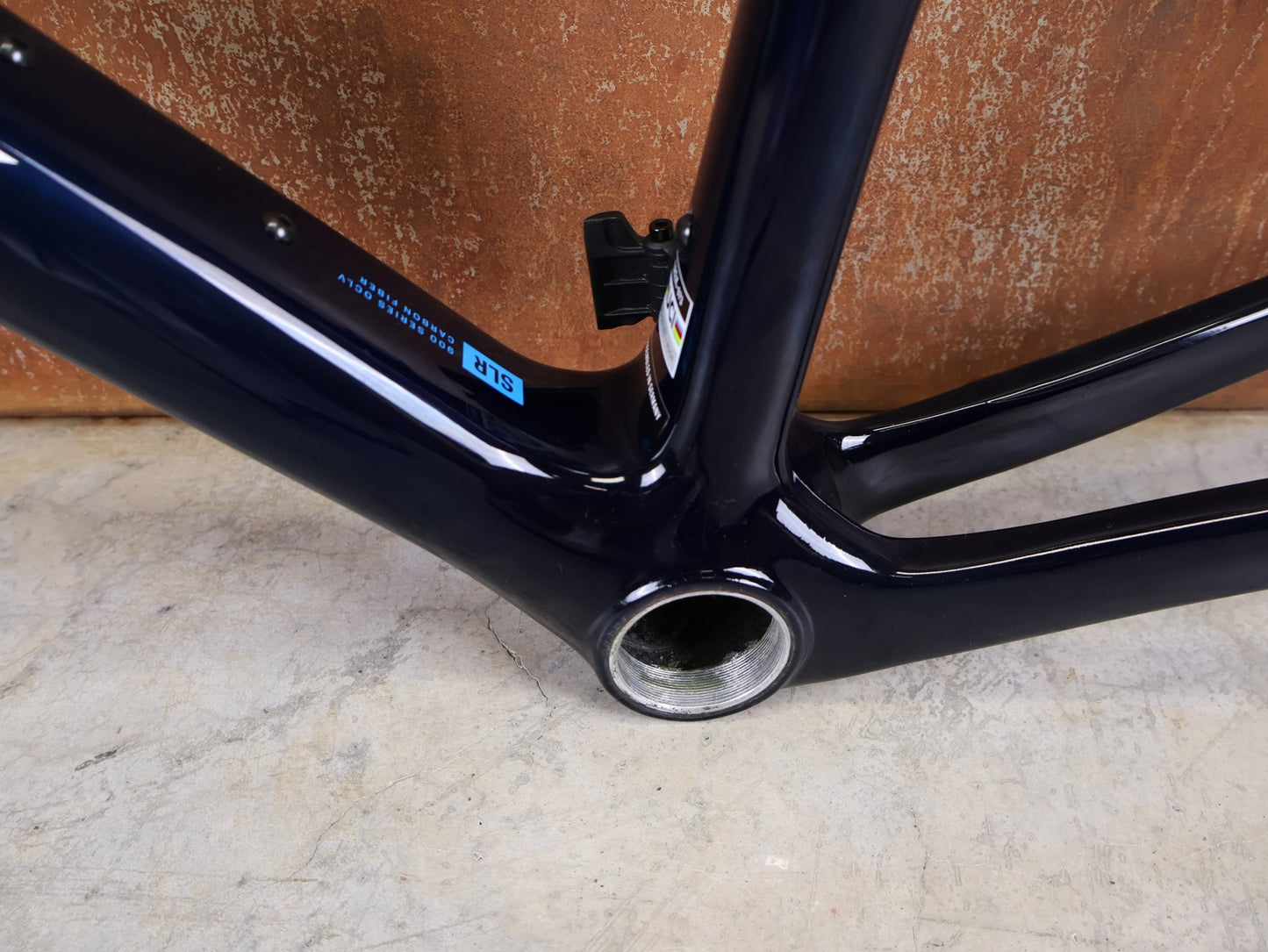 Rennradrahmen von Trek, TREK MADONE SLR GEN 8 CARBON DISC RAHMENSET NAVY SMOKE XL vor USEDBIKES - OB.DE Hintergrund