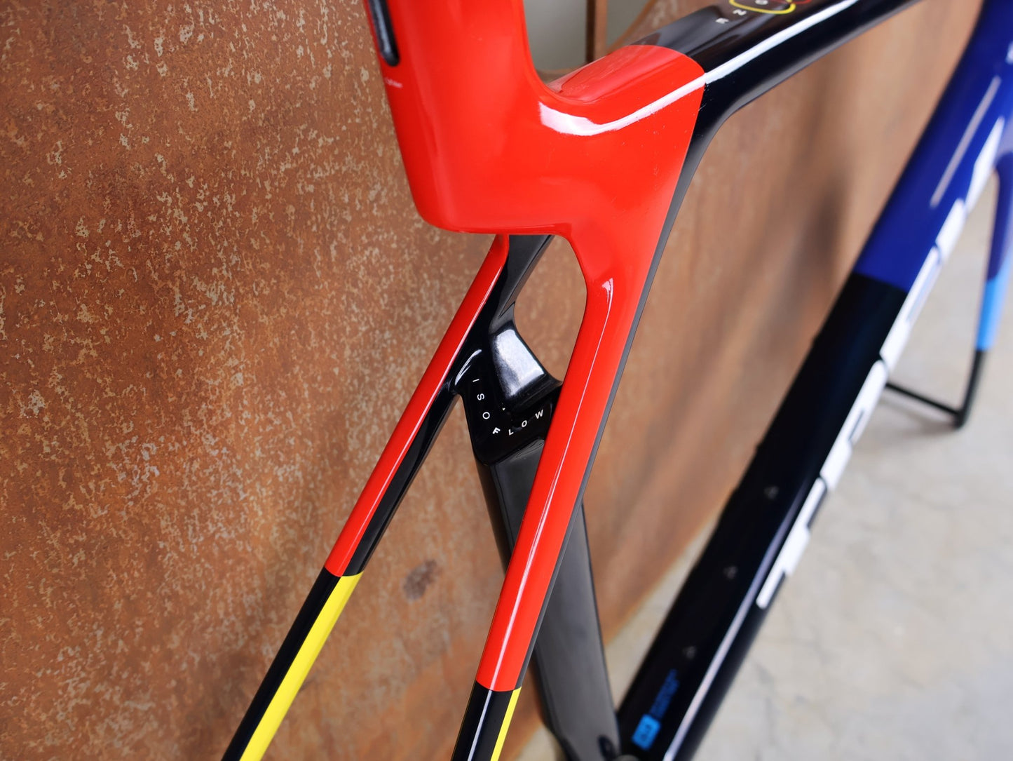 Rennradrahmen von Trek, TREK MADONE SLR GEN 8 CARBON DISC RAHMENSET NAVY SMOKE XL vor USEDBIKES - OB.DE Hintergrund