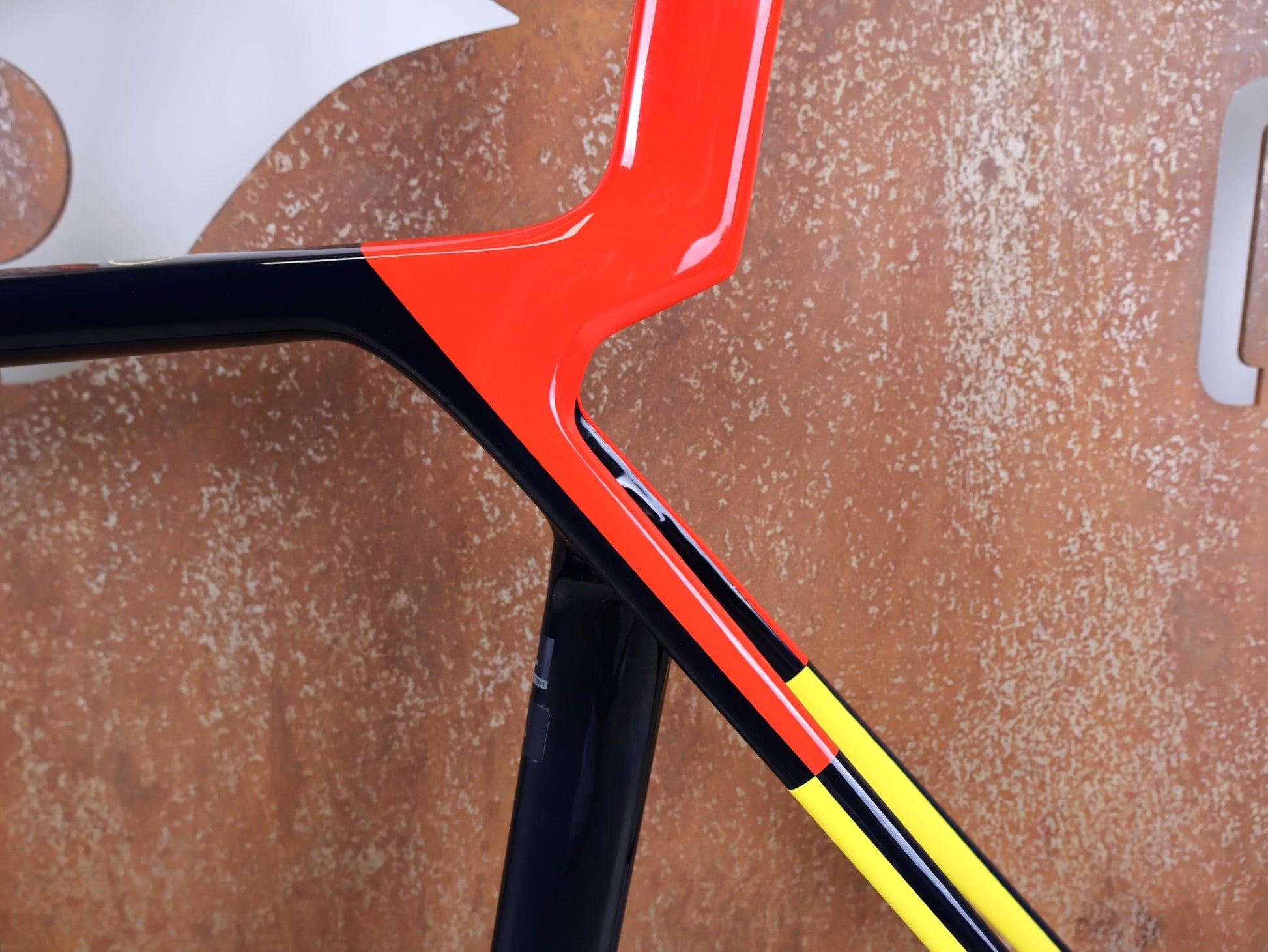 Rennradrahmen von Trek, TREK MADONE SLR GEN 8 CARBON DISC RAHMENSET NAVY SMOKE XL vor USEDBIKES - OB.DE Hintergrund