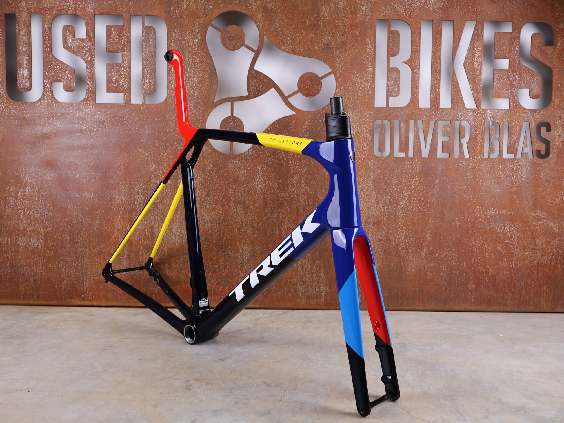 Rennradrahmen von Trek, TREK MADONE SLR GEN 8 CARBON DISC RAHMENSET NAVY SMOKE XL vor USEDBIKES - OB.DE Hintergrund