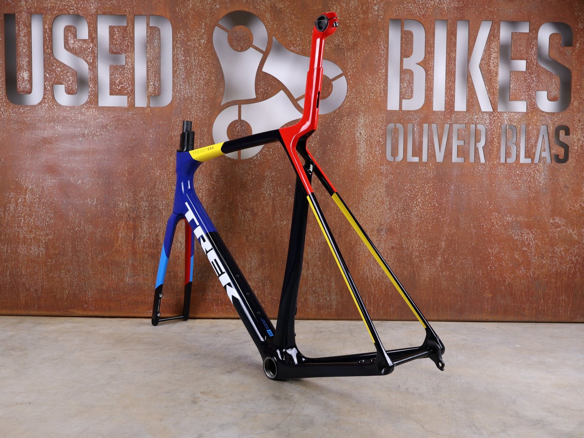 Rennradrahmen von Trek, TREK MADONE SLR GEN 8 CARBON DISC RAHMENSET NAVY SMOKE XL vor USEDBIKES - OB.DE Hintergrund