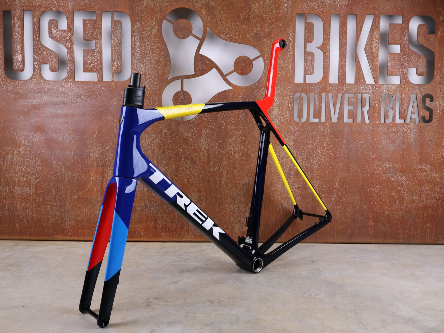 Rennradrahmen von Trek, TREK MADONE SLR GEN 8 CARBON DISC RAHMENSET NAVY SMOKE XL vor USEDBIKES - OB.DE Hintergrund
