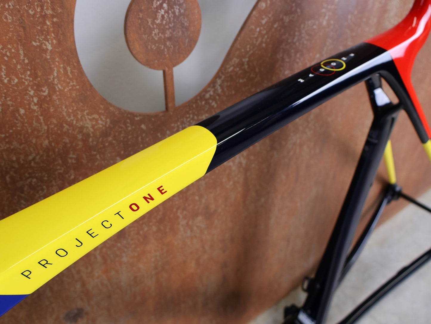 Rennradrahmen von Trek, TREK MADONE SLR GEN 8 CARBON DISC RAHMENSET NAVY SMOKE XL vor USEDBIKES - OB.DE Hintergrund